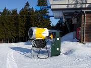 Leistungsfähige Schneekanone im Skigebiet Destné