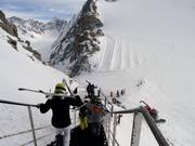 Abstieg von der Bergstation zu den Pisten