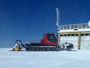 Pistenbully vor seiner Garage auf 3200 m