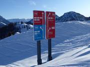 Ausschilderung mit Schwierigkeitsgraden in Farbe (blau=leicht, rot=mittel, schwarz=schwer)