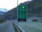 Bereits im Tal gibt es eine Information zum Skigebiet