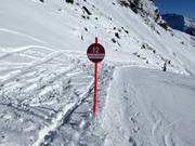 Pistenmarkierung im Skigebiet Pejo