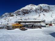 Gletscherrestaurant-Komplex an der Bergstation des Gletscherexpresses