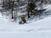 Schneekanone am Pistenrand