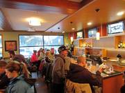 Après-Ski an der Bar in der Creekside Lodge