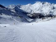 Die breite Weissmiespiste im Skigebiet Hohsaas