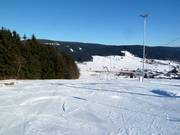 Piste auf der linken Seite des Doppelschlepplifts