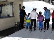 Personal achtet auf Kinder