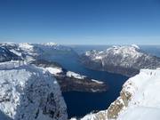 Blick vom Fronalpstock auf den Vierwaldstättersee mit Aussichtsplattform