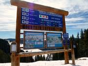 Informationstafel mit Liftstatus im Skigebiet