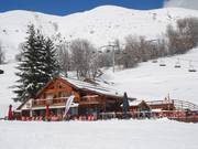 Große Sonnenterrasse: Restaurant an der Talstation La Chal