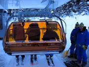 Freundliches Personal steht beim Einstiegen bereit