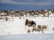 Das Dorf liegt direkt am Skigebiet.