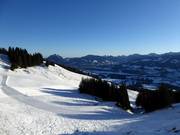 Blick von der Bergstation über das Skigebiet der Hörnerbahnen