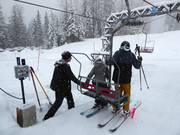 Unterstützung beim Einstieg an der Sesselbahn