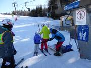 Hilfestellung beim Einstieg in den Schlepplift