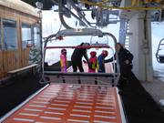 Kindern wird immer beim Einstieg geholfen