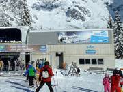 Auffällig unauffällig: Toiletten und Mülleimer am Funktionsgebäude