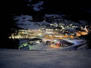 Blick auf das nächtliche Steinhaus