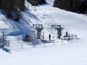 Am Schlepplift wird beim Einstieg geholfen