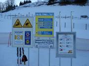 Hinweisschilder an der Bergstation