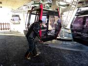 Der Bahnsteig der Gondelbahn wird gesäubert