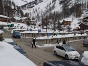 Rund um den Parkplatz in Stafal gruppieren sich mehrere Hotels