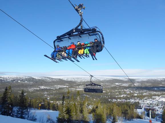 H5 West Express Hundfjället by Nordea - 8er Hochgeschwindigkeits-Sesselbahn (kuppelbar) mit Abdeckhauben und Sitzheizung