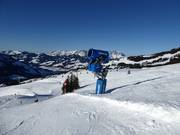 Leistungsfähige Schneekanone im Skigebiet KitzSki