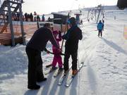 An den Schleppliften hilft man gerne beim Einsteigen