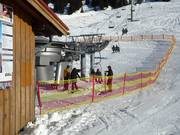 Hilfestellung beim Einstieg an der Bolgengratbahn