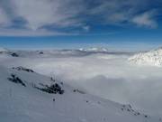 Blauer Himmel und Nebel im Tal
