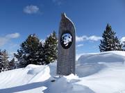 Das Denkmal am Gipfel des Paion widmet sich Carlo Donei, Skilehrer und Gründer der Alpe Cermis Skischule