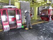 Die Stationen der Gondelbahn werden mit viel Engagement gesäubert