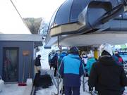 Sehr freundliches Personal unterstützt beim Einstieg an der Sesselbahn