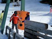 Das Personal reicht den Teller beim Skilift