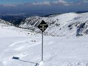 Schwarze Pistenmarkierung