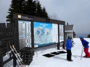 Informationstafel an der Bergstation im Skigebiet Le Massif de Charlevoix