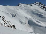 Weite Tiefschneehänge am Glogghüs