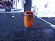 Abfalleimer an der Bahn