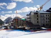 Erst für Olympiahelden, dann für Normalsterbliche – Apartmentgebäude mit Ski-in/Ski-out