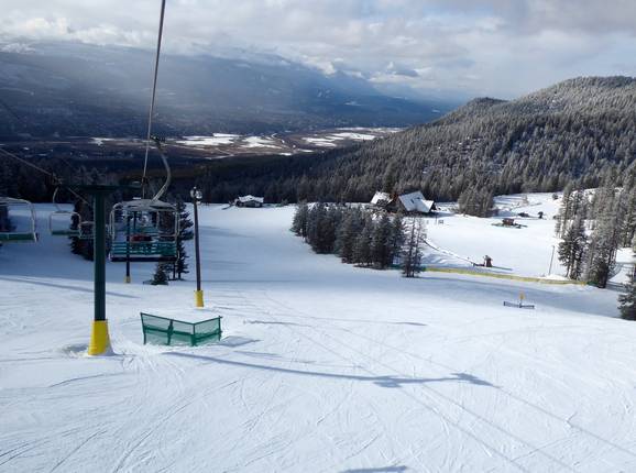 Blick über das Skigebiet Fairmont Hot Springs