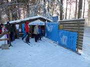 Kindern hilft man beim Einstieg in den Lift