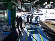 Freundliches Personal beim Einstieg an der Sesselbahn