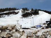 Der Schnee wird über den Sommer unter Planen konserviert