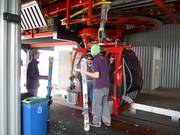 Das Personal hilft beim Aussteigen aus der Gondel