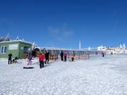 Slalom für Kinder am Förderband