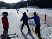 Aufmerksames Personal am Anfängerlift in Söll