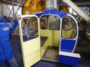 Das freundliche Personal hilft beim Einsteigen in die Gondelbahn