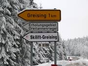 Straßenschild nach Greising und zum Skilift
